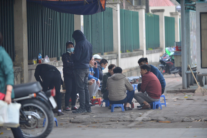 Bất chấp quy định phòng dịch Covid-19, trà đá vỉa hè vẫn mở cửa đông nghẹt khách tụ tập Ảnh 11