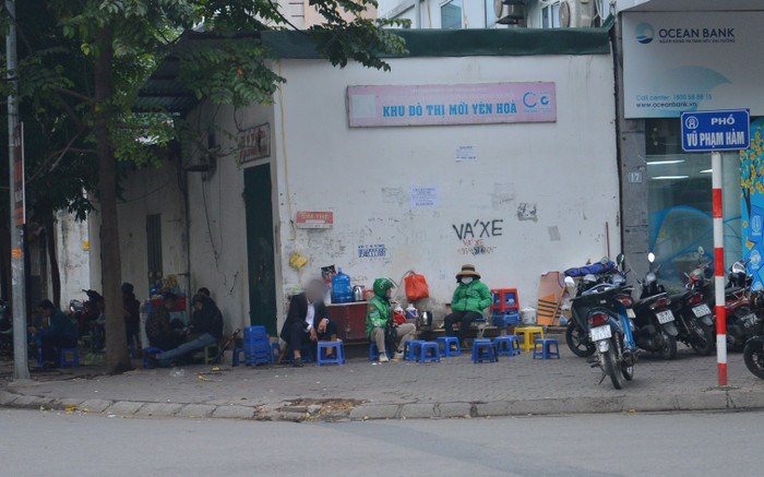 Bất chấp quy định phòng dịch Covid-19, trà đá vỉa hè vẫn mở cửa đông nghẹt khách tụ tập Ảnh 14