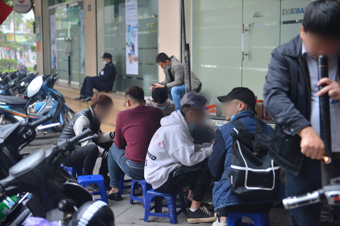 Bất chấp quy định phòng dịch Covid-19, trà đá vỉa hè vẫn mở cửa đông nghẹt khách tụ tập Ảnh 13