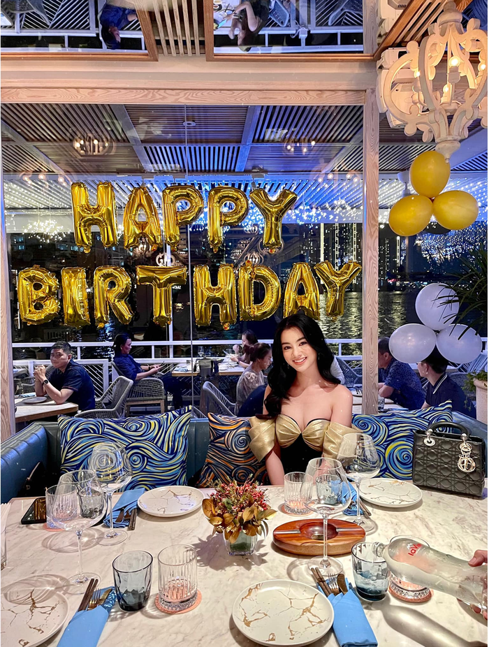 Cẩm Đan tổ chức tiệc mừng sinh nhật tại một nhà hàng sang trọng 