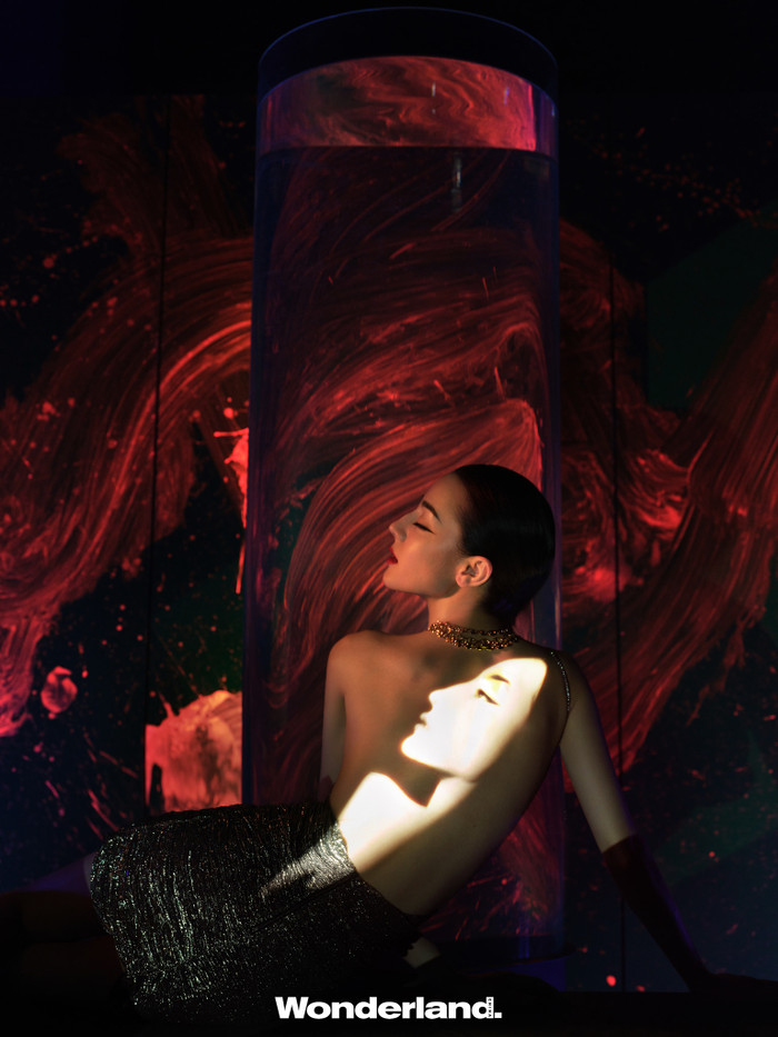 Hình ảnh con người của Địch Lệ Nhiệt Ba phản chiếu trên tấm lưng trần của chính mình 