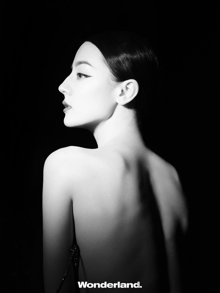 Địch Lệ Nhiệt Ba khoe trọn tấm lưng trần trước ống kính 