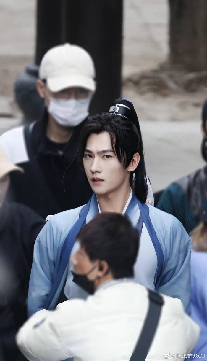 Triệu Lộ Tư mặt sưng phồng, lộ cằm ngấn mỡ kém sang: Không khác gì một người hầu của Dương Dương! Ảnh 7