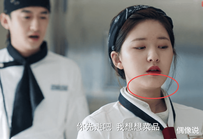 Triệu Lộ Tư mặt sưng phồng, lộ cằm ngấn mỡ kém sang: Không khác gì một người hầu của Dương Dương! Ảnh 8