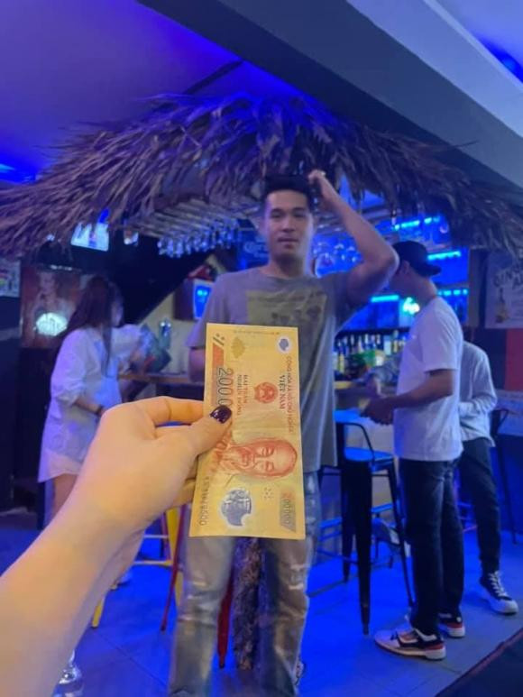 Chết, anh để bóp trên xe rồi. Chơi phóng phi tiêu với người ta thua, kêu tôi cho mượn 200k trả tiền. Lúc đưa tôi nói lát trả 400k thế là không chịu' Thúy Ngân chia sẻ.  