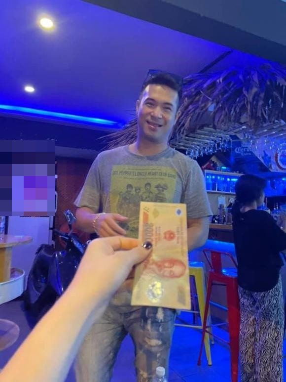 Đi chơi mà quên mang bóp, Trương Thế Vinh phải mượn tiền Thúy Ngân với gương mặt hài hước thế này. 