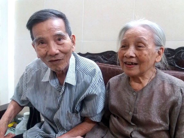 NSND Trần Hạnh và vợ.