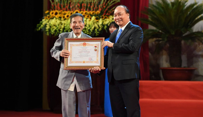 Thủ tướng Nguyễn Xuân Phúc trao danh hiệu NSND cho nghệ sĩ Trần Hạnh