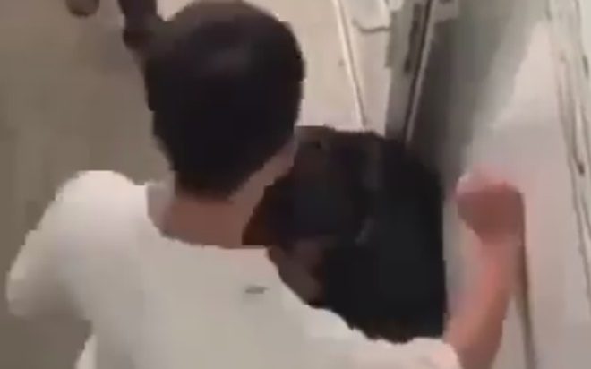 Nam sinh lớp 10 bị đánh hội đồng trong nhà vệ sinh trường học Ảnh 2