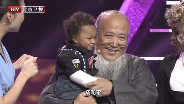 Ông Dương Ngạn đang bế con trai. 