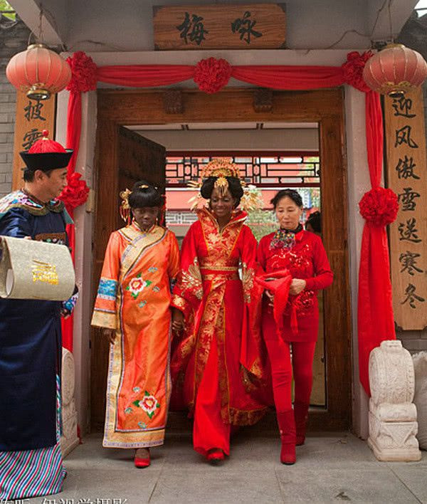 Si mê nàng thơ châu Phi kém 21 tuổi, vị họa sĩ mạnh tay chi 142 tỷ làm đám cưới Ảnh 8