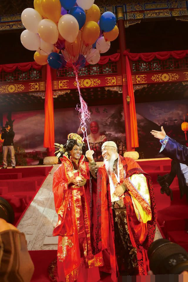 Si mê nàng thơ châu Phi kém 21 tuổi, vị họa sĩ mạnh tay chi 142 tỷ làm đám cưới Ảnh 7