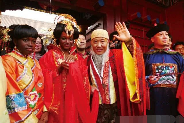 Si mê nàng thơ châu Phi kém 21 tuổi, vị họa sĩ mạnh tay chi 142 tỷ làm đám cưới Ảnh 5