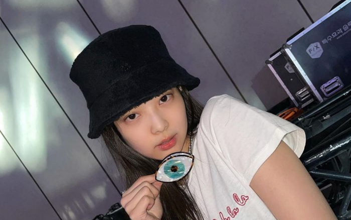 Jennie ghi điểm bởi hành động đẹp, thay staff hỗ trợ hậu bối cùng nhà Ảnh 2