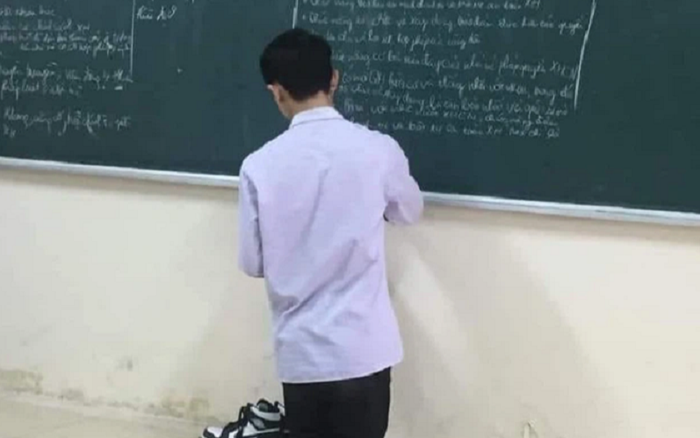 Lên bảng làm bài, nam sinh có hành động bất ngờ khiến bạn bè bên dưới cười khoái chí Ảnh 2