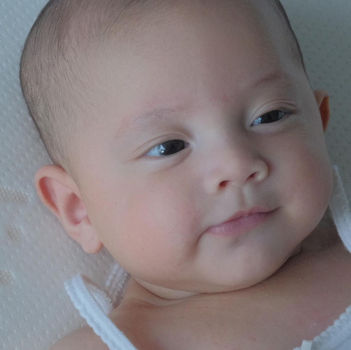 Gương mặt xinh xắn cùng biểu cảm đáng yêu của nhóc tì khiến bao người phải xao xuyến