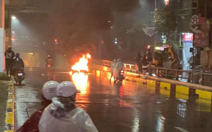 Ô tô tông xe máy bốc cháy khiến 2 người bị thương rồi bỏ chạy giữa phố Hà Nội Ảnh 2