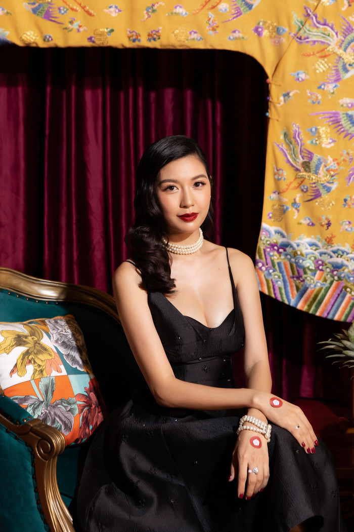 Á hậu Thúy Vân chọn cho mình kiểu váy đen hai dây khoét ngực sâu lộ vòng 1 căng đầy gợi cảm&nbsp;