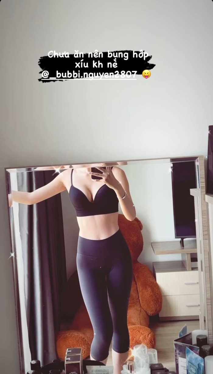 Tuy không lộ mặt nhưng body của Tiểu Vy đặc biệt là cặp tuyết lê căng đầy gợi cảm của cô cũng đủ khiến dân tình không thể rời mắt