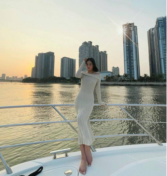 Vừa qua, nàng Hậu còn nhận được cơn mưa lời khen của mọi người khi khoe khéo body 'triệu đô' với váy len trên du thuyền