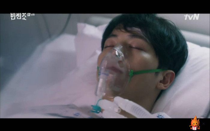 Còn Vincenzo thì hôn mê bất tỉnh 