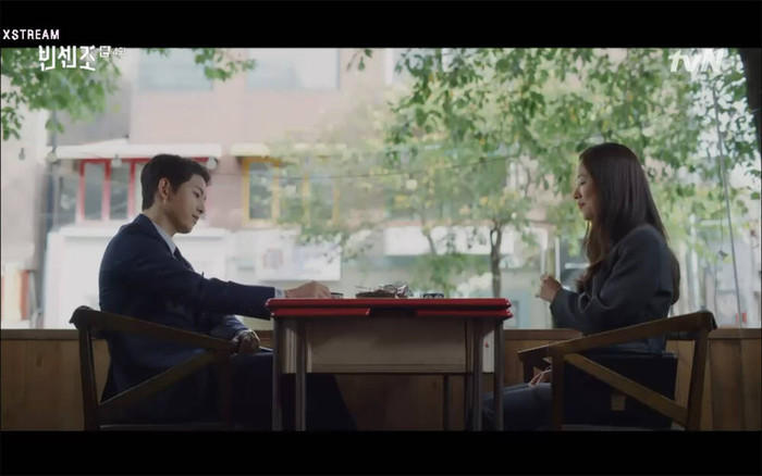 Hai người liên kết với nhau để chống lại Babel 