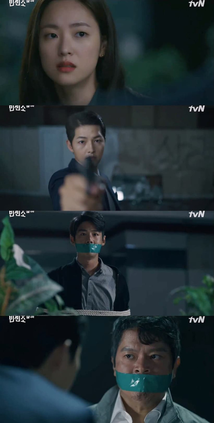 Vincenzo đang ép cung Pyo kẻ chủ mưu gây ra tai nạn của anh và Hong Yu Chan 