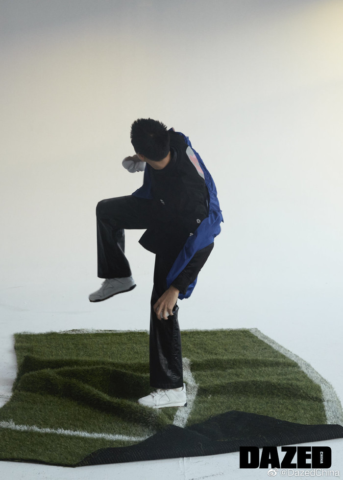 Nam diễn viên vẫn rất thời trang dù hóa thân thành chàng trai yêu thích bóng chày