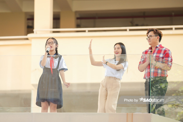 Cả hai MC thích thú trước phần trình diễn của Mai Chi