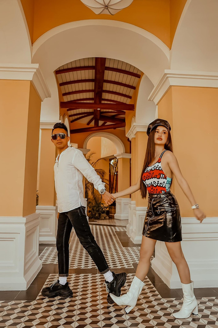 Cả hai vợ chồng đều không ngần thể hiện tình cảm mặn nồng trên mạng xã hội.