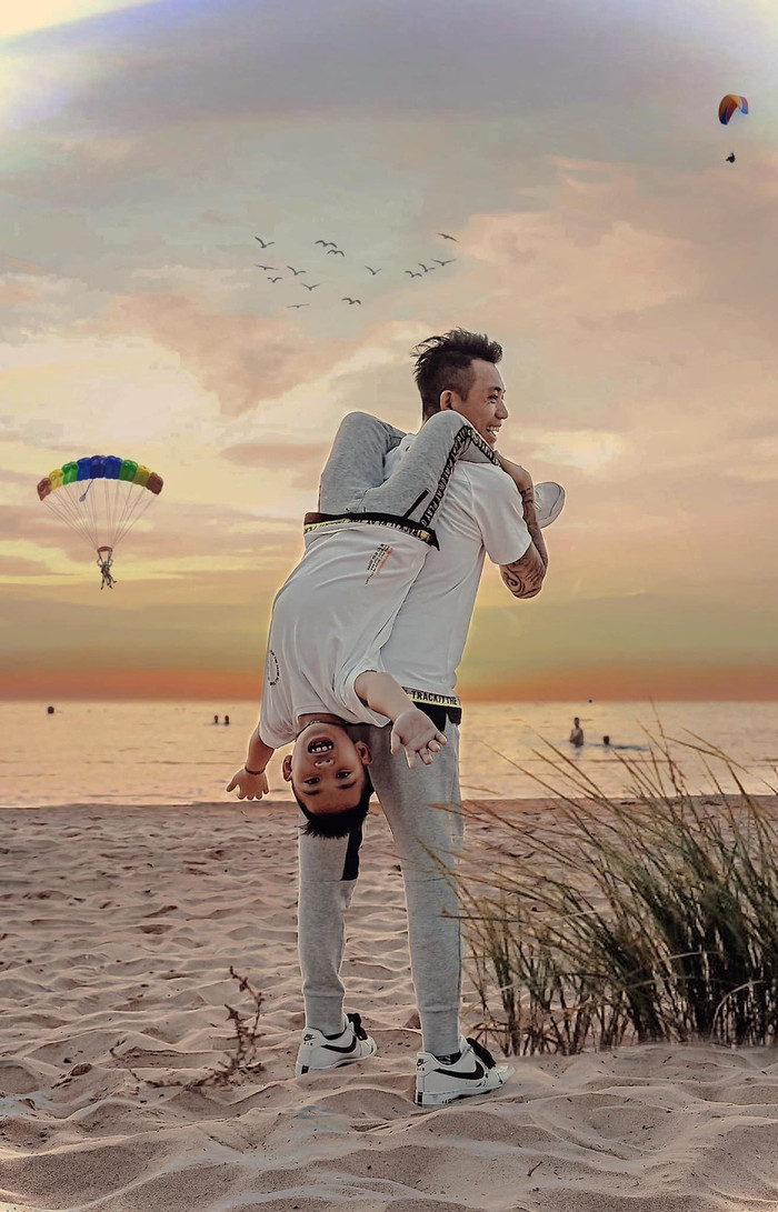 Hình ảnh Minh Nhựa vui chơi cùng cậu con trai trên bãi biển.