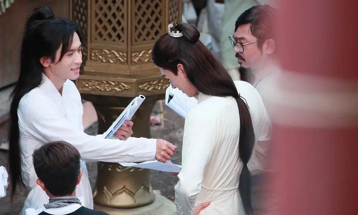 Fan bỏ cả đống tiền chỉ để mua 1 bức ảnh của Cung Tuấn - Trương Triết Hạn.