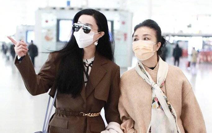 Đeo khẩu trang kín tại sân bay nhưng Phạm Băng Băng cùng mẹ vẫn toát ra thần thái sang trọng hơn người Ảnh 2