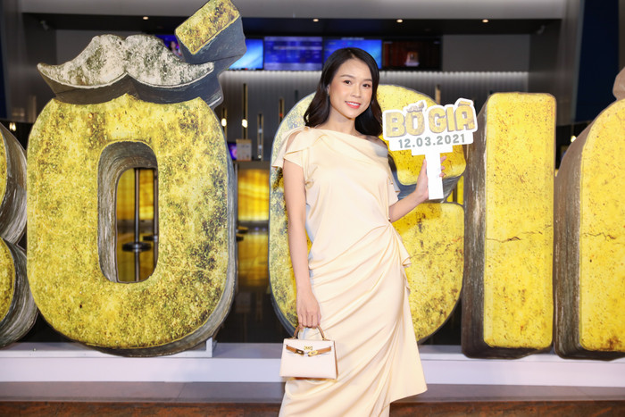 Siêu thảm đỏ phim 'Bố già': Hai mẹ bỉm sữa Đông Nhi - Hà Hồ 'gửi con cho mẹ' đến chúc mừng Trấn Thành Ảnh 27