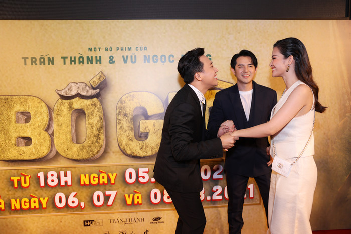 Trấn Thành 'tay bắt mặt mừng' với Đông Nhi, Ông Cao Thẳng cười nhìn vợ.