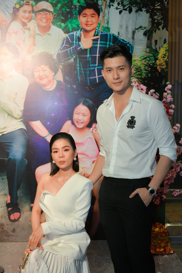 Dung nhan nữ ca sĩ ngày một mặn mà sắc sảo, trong khi Lâm Bảo Châu điển trai như hoàng tử truyện tranh.