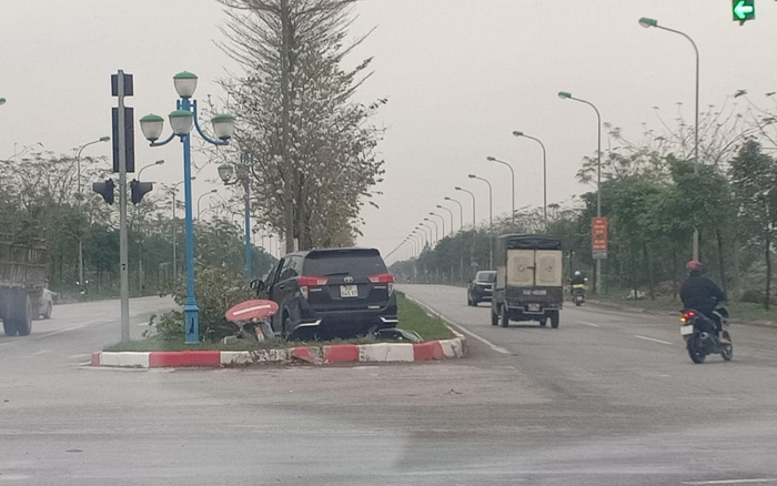'Xe điên' tông liên hoàn nhiều ô tô, xe máy khiến 3 người thương vong ở Hà Nội Ảnh 2