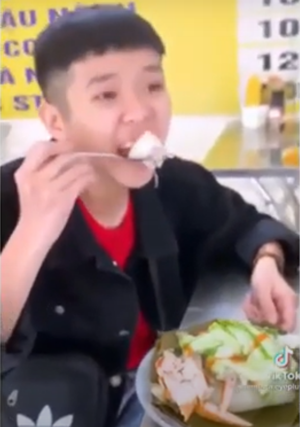 Cận cảnh khoảnh khắc Tôm La Cà vừa thổi, vừa ăn được dân mạng 'soi' ra. Ảnh cắt từ clip