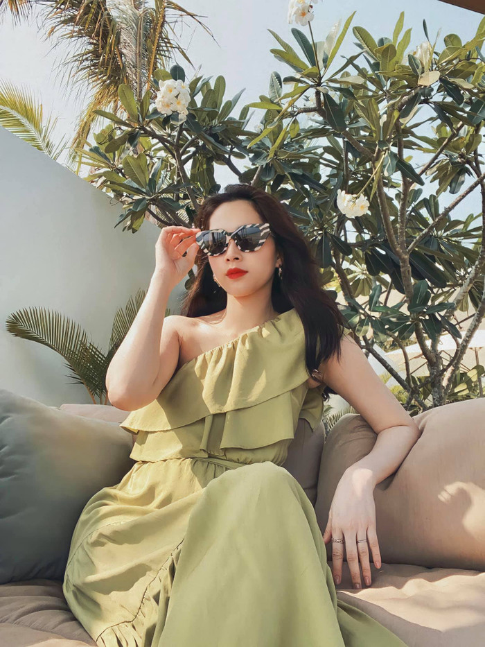 Hoa hậu Đặng Thu Thảo 'tái xuất' sau Tết với hình ảnh xinh đẹp mơn mởn, Cô diện váy xanh lá chuối nhạt lệch vai khoe xương quai xanh gợi cảm