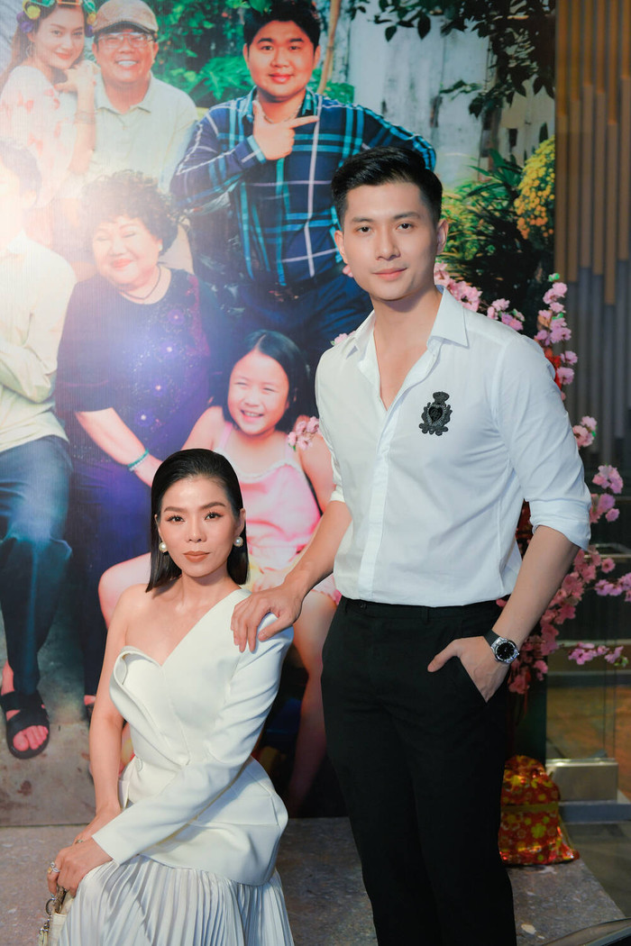 Nữ ca sĩ tạo dáng quý phái bên cạnh bạn trai trẻ kém 12 tuổi  