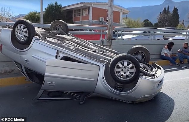 Chiếc xe của người tình cô Edna lật ngửa sau khi lao vào dải phân cách.