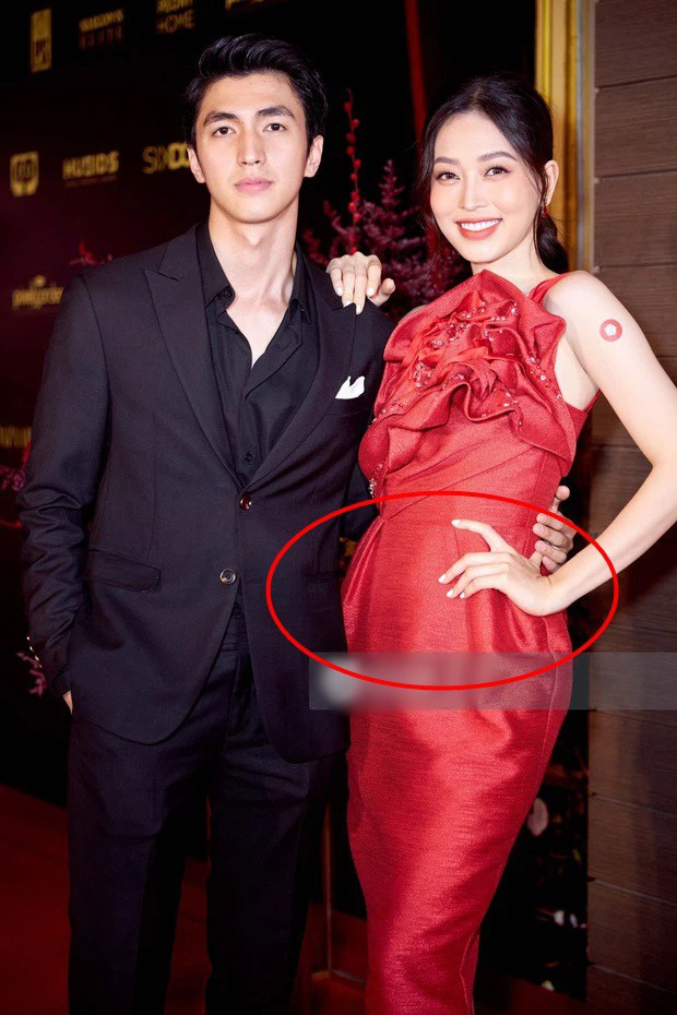 Quả đúng là trong nhiều khoảnh khắc, chiếc váy chất liệu phi gấm cứng đi cùng phom dáng phồng đã làm vòng 2 của cô to hơn bình thường. 