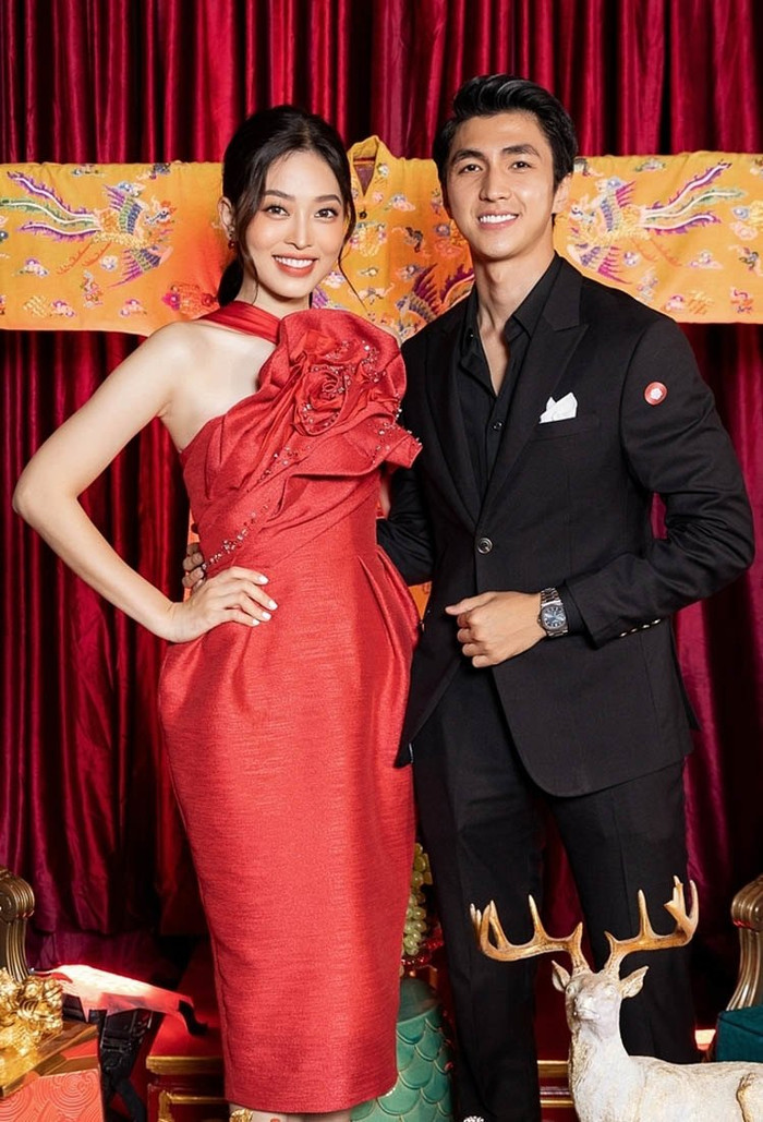 Cả hai rạng ngời trong khung hình.