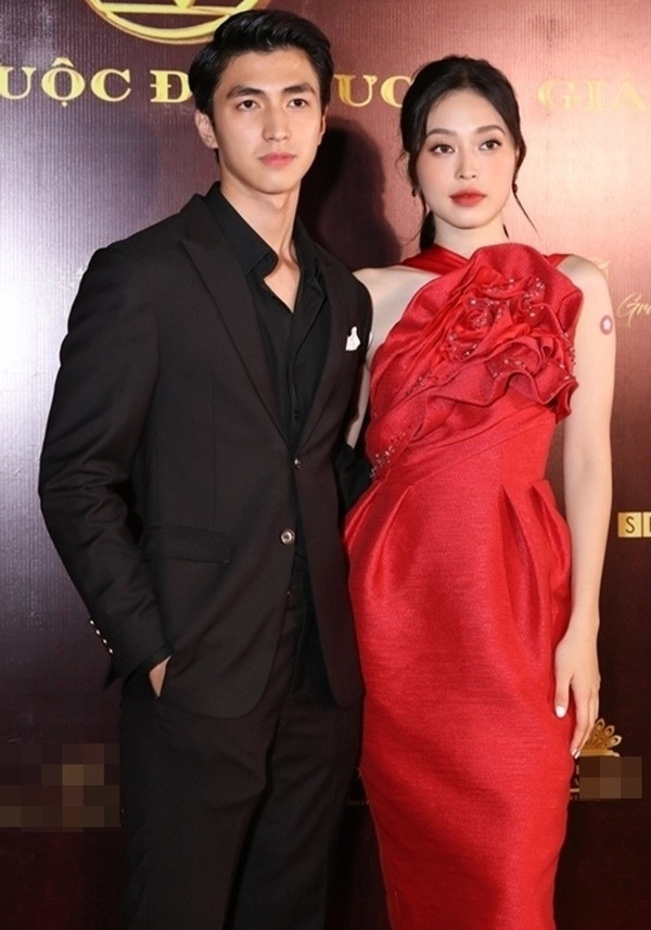 Nếu Bình An diện vest lịch lãm thì Á hậu Phương Nga lại duyên dáng trong thiết kế sắc đỏ. 