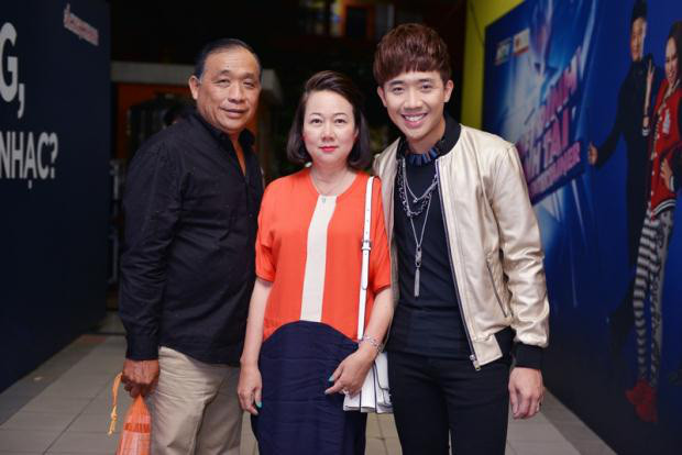 Trấn Thành xúc động khi nhìn thấy bố khóc.