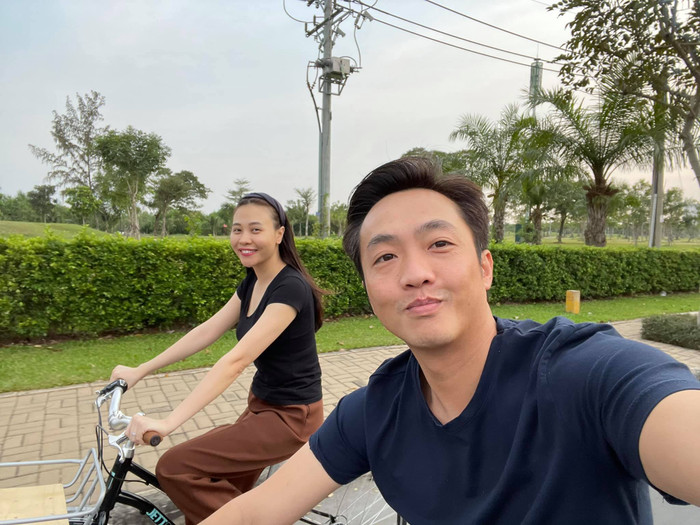 Dù đã có với nhau một cô con gái nhưng cặp đôi vẫn ngọt ngào như 'vợ chồng son'.