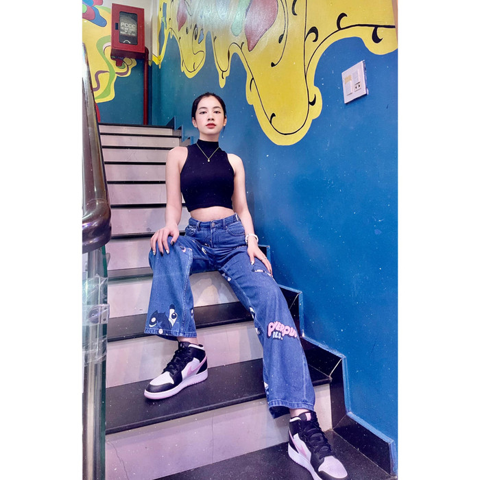 Streetstyle hầm hố của Cẩm Đan năng động với áo đen cộc tay cổ lọ mix với jeans ống rộng