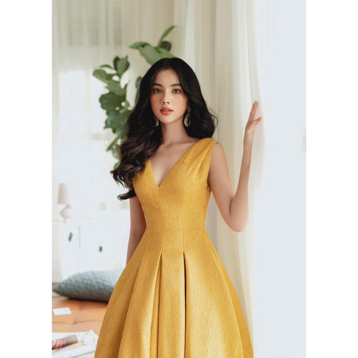 Phong cách nhu mì, nữ tính với tóc xoăn lọn cùng với bộ đầm bánh bèo cũng rất phù hợp với cô nàng