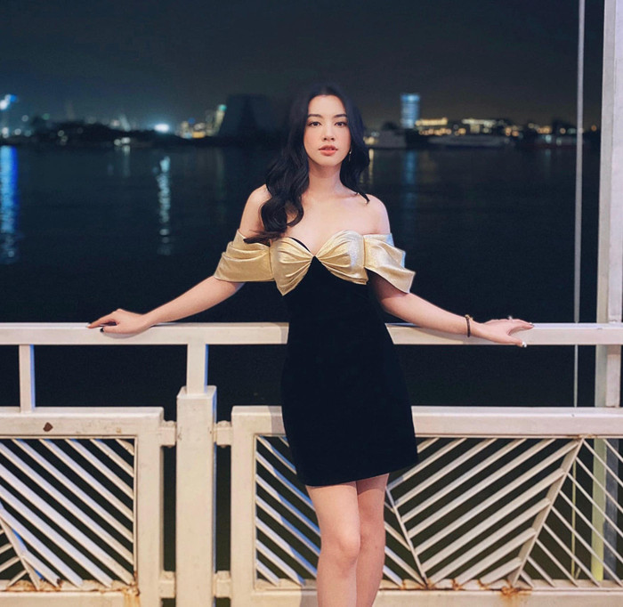 Phong cách quyến rũ với váy nơ trễ vai càng làm Cẩm Đan thêm gợi cảm được cô mặc trong ngày sinh nhật của mình