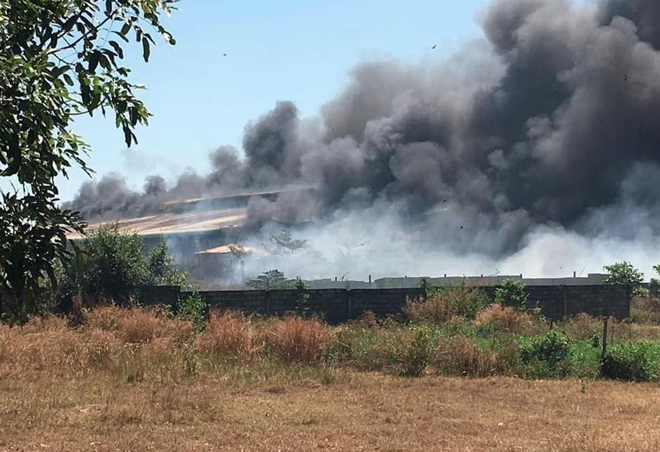 Khói lửa bốc lên dữ dội tại nhà xưởng công ty may mặc. Ảnh: CAND